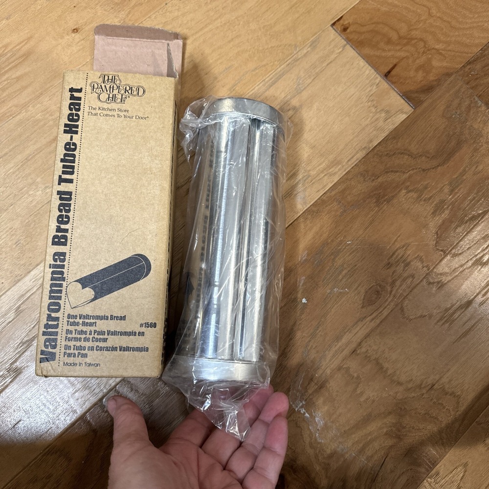 THE PAMPERED CHEF Valtrompia Baking Bread Tube HEART #1560 Silver